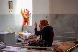 عکس پیرزن و آرایش